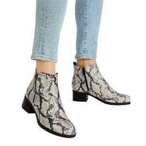 Clark’s Milia Sky leather Grey snake print double zip ankle bootie’s size 6
